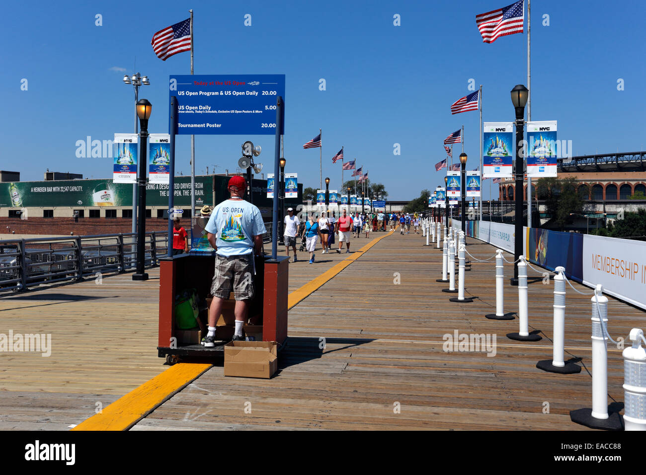 Tennis fans entrer dans un centre de tennis de l'US Open de Flushing Meadows Queens NY Banque D'Images