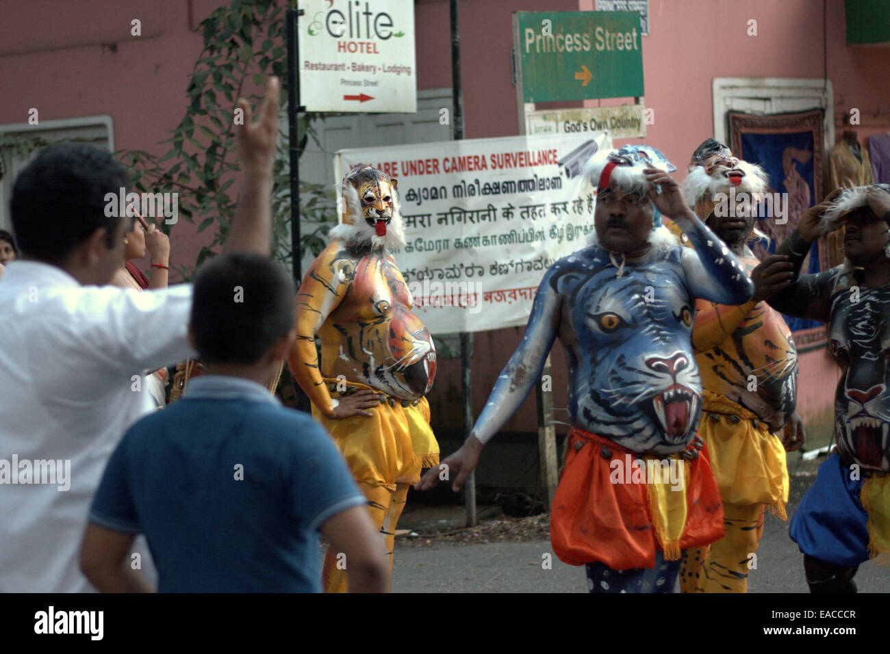 Puli Kali (Pulikkali), ou tiger jouer, une danse folklorique art de Kerala, Inde effectué pendant Onam, la récolte annuelle du festival. Banque D'Images