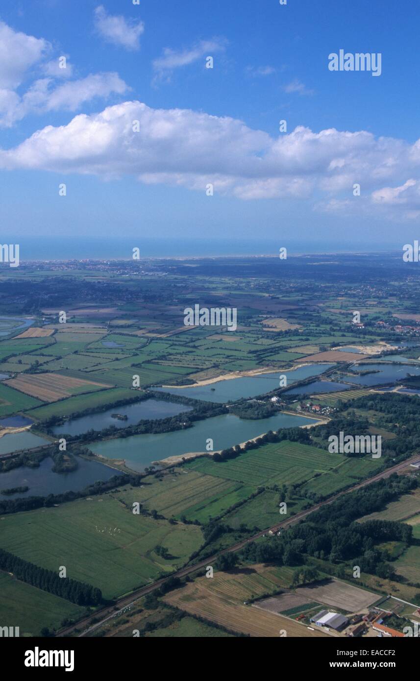 Vue aérienne d'étangs et de champs à Conchil le temple près de la côte, Nord Pas-de-Calais, France Banque D'Images