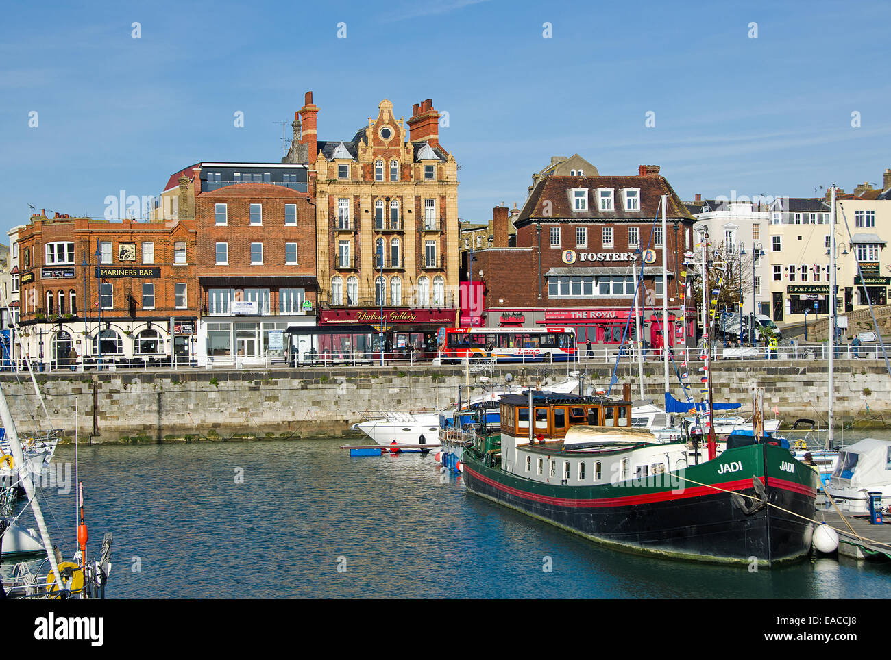 Jadi, une Péniche hollandaise convertie en une péniche, amarré dans le Port Royal à Ramsgate, Kent, UK Banque D'Images
