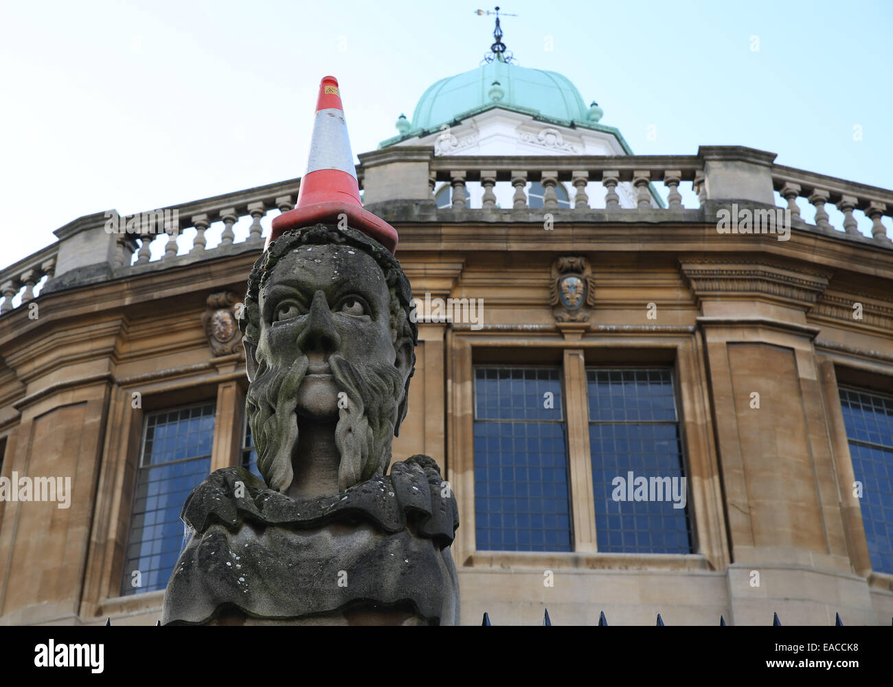 Prankster met traffic cone dans l'un des empereurs à tête Sheldonian Theatre d'Oxford Banque D'Images