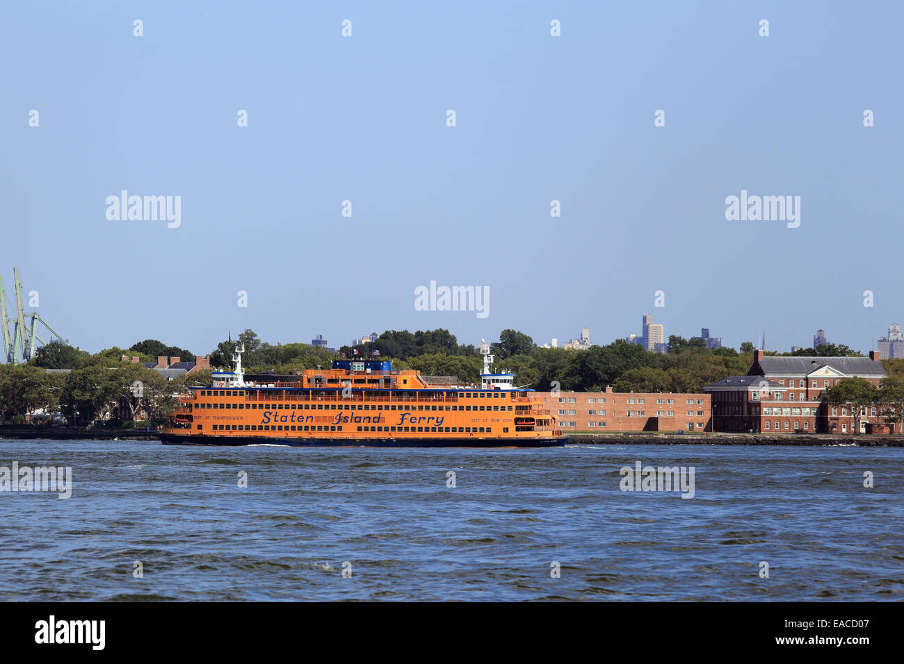 Ferry de Staten Island Cruising Gouverneur de l'île depuis le port de New York Banque D'Images
