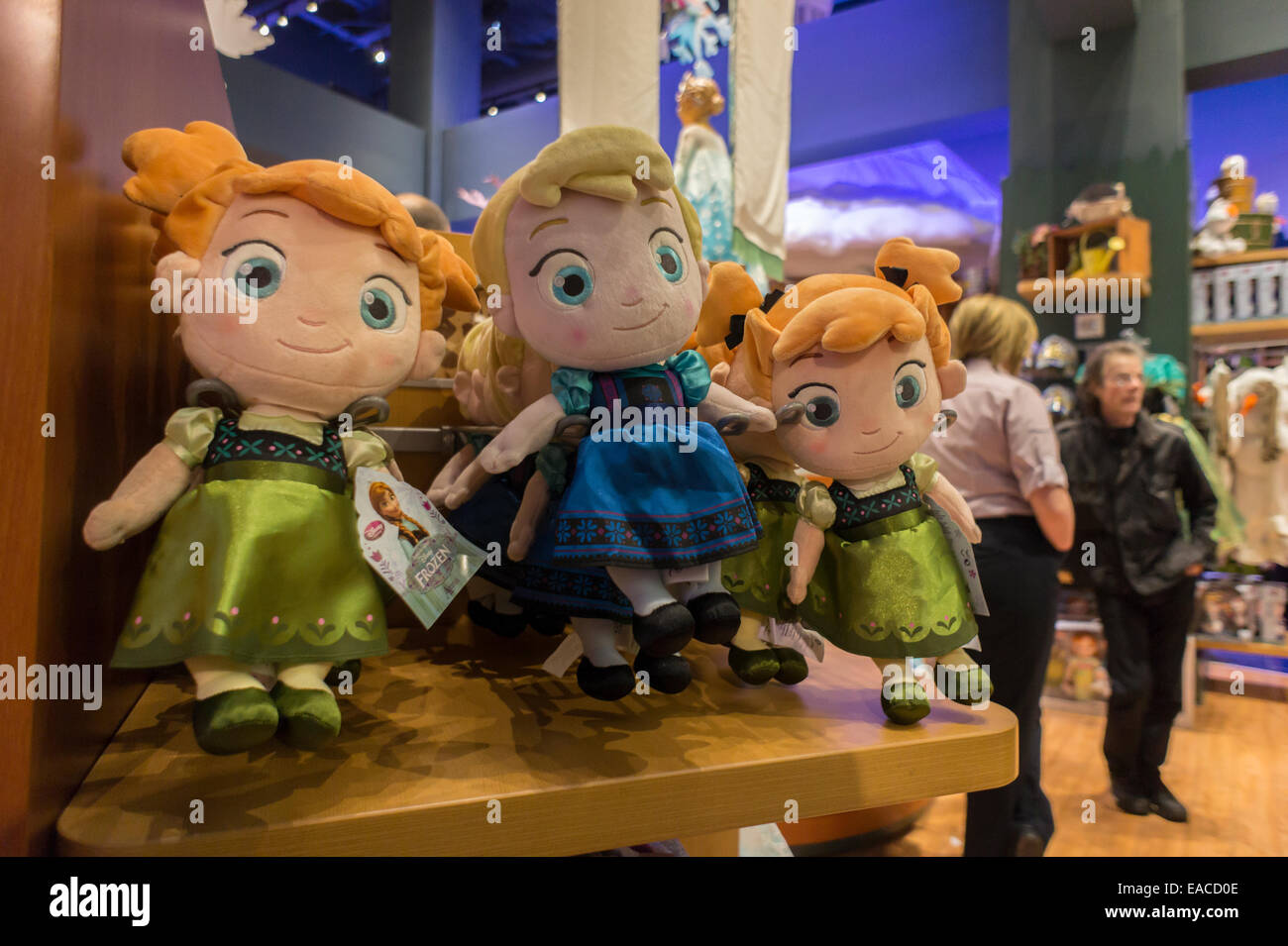 Marchandise de la vieille d'un an de franchise Disney "gelé", particulièrement Elsa et Anna dolls, à l'affiche dans le Disney Store Banque D'Images