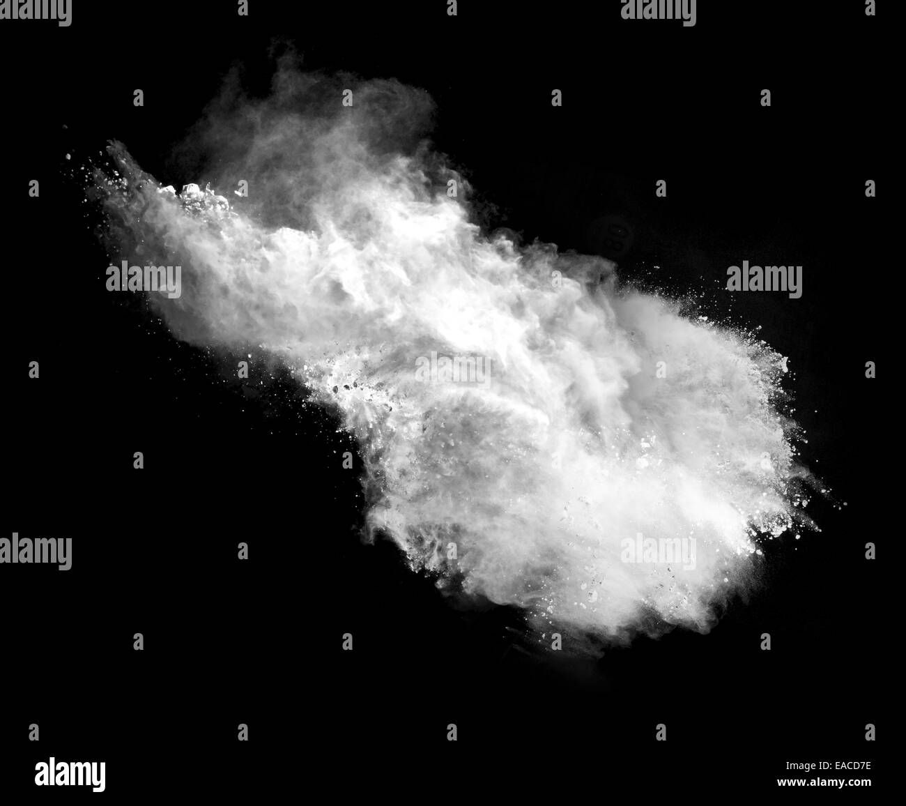 Motion de gel d'explosion de poussière blanc isolé sur fond noir Banque D'Images