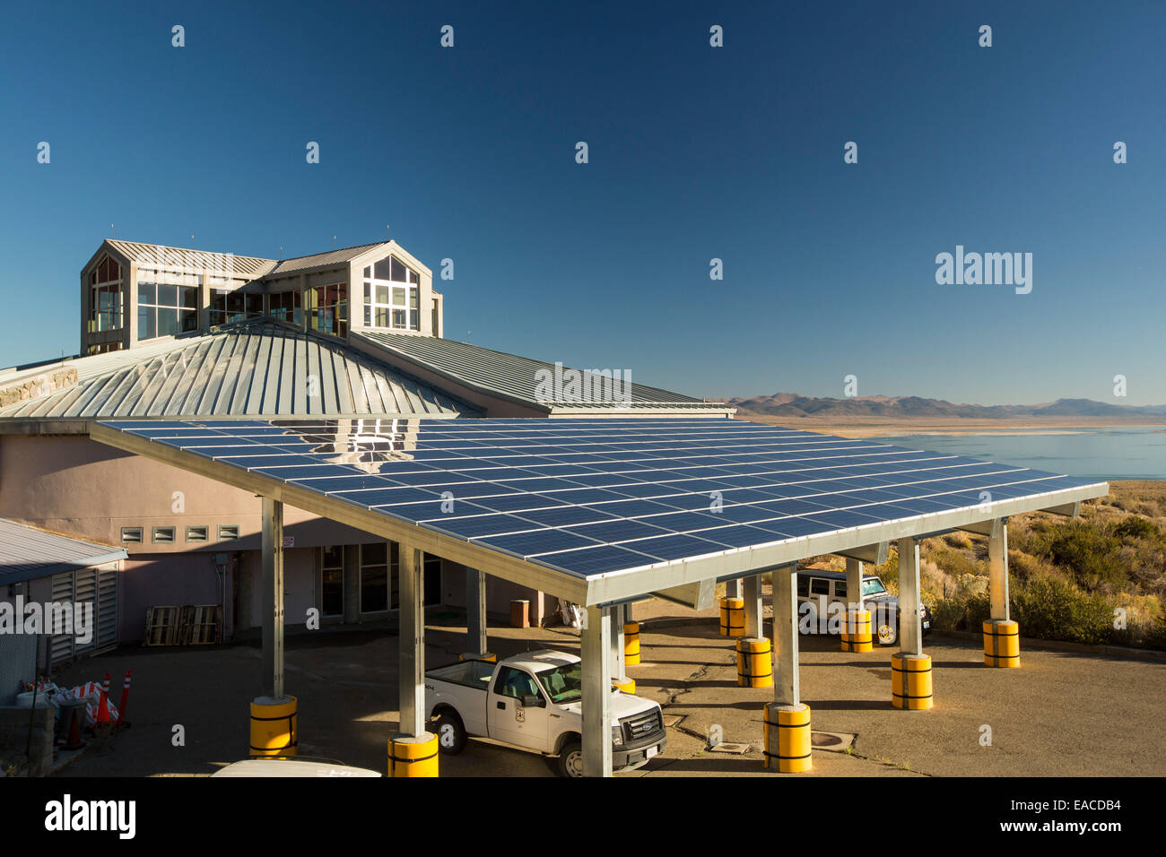 Des panneaux solaires sur le lac Mono visitor centre à Lee Vining, Californie, USA. Banque D'Images
