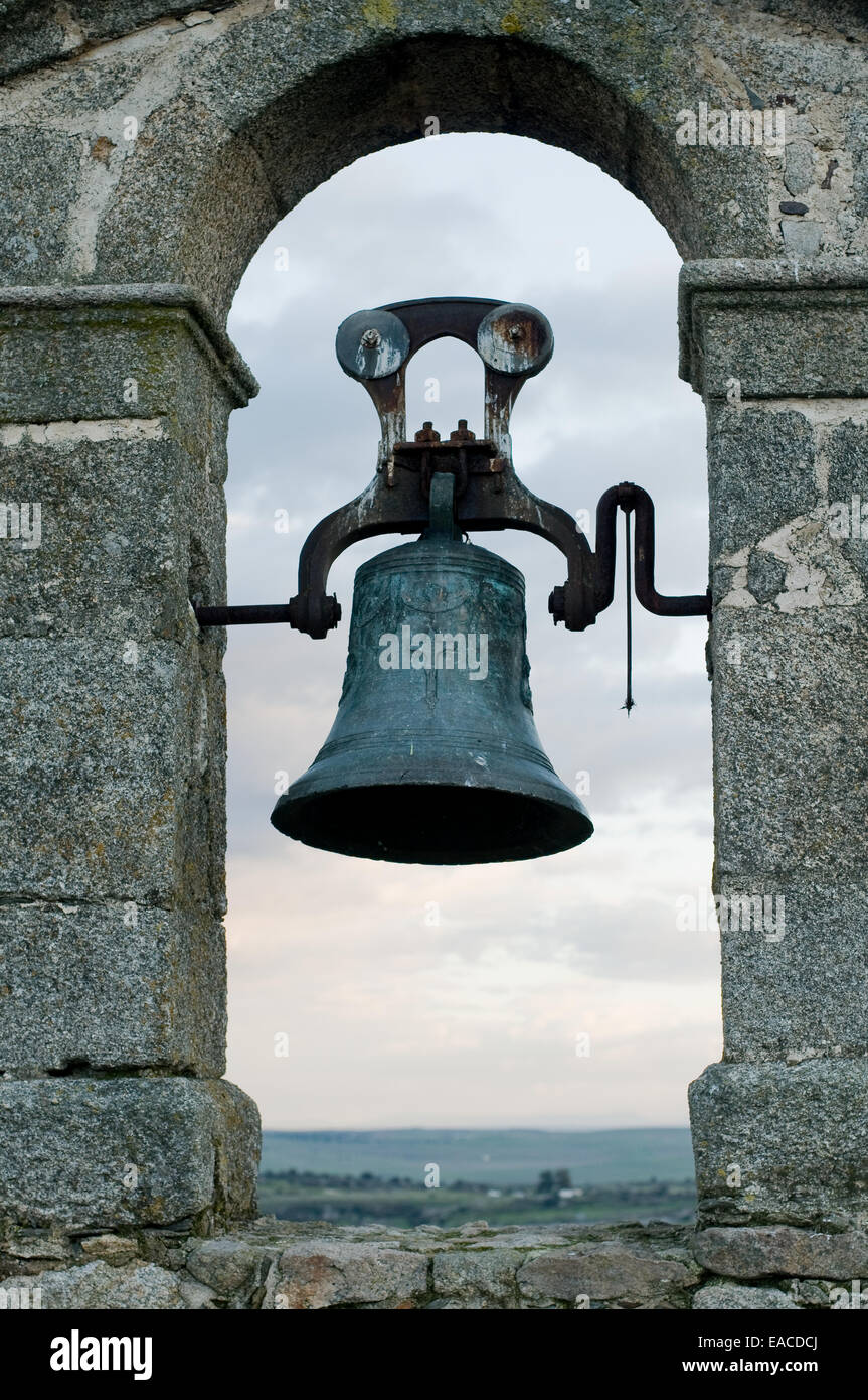 Une cloche sur Beffroi sur Ciel nuageux Banque D'Images