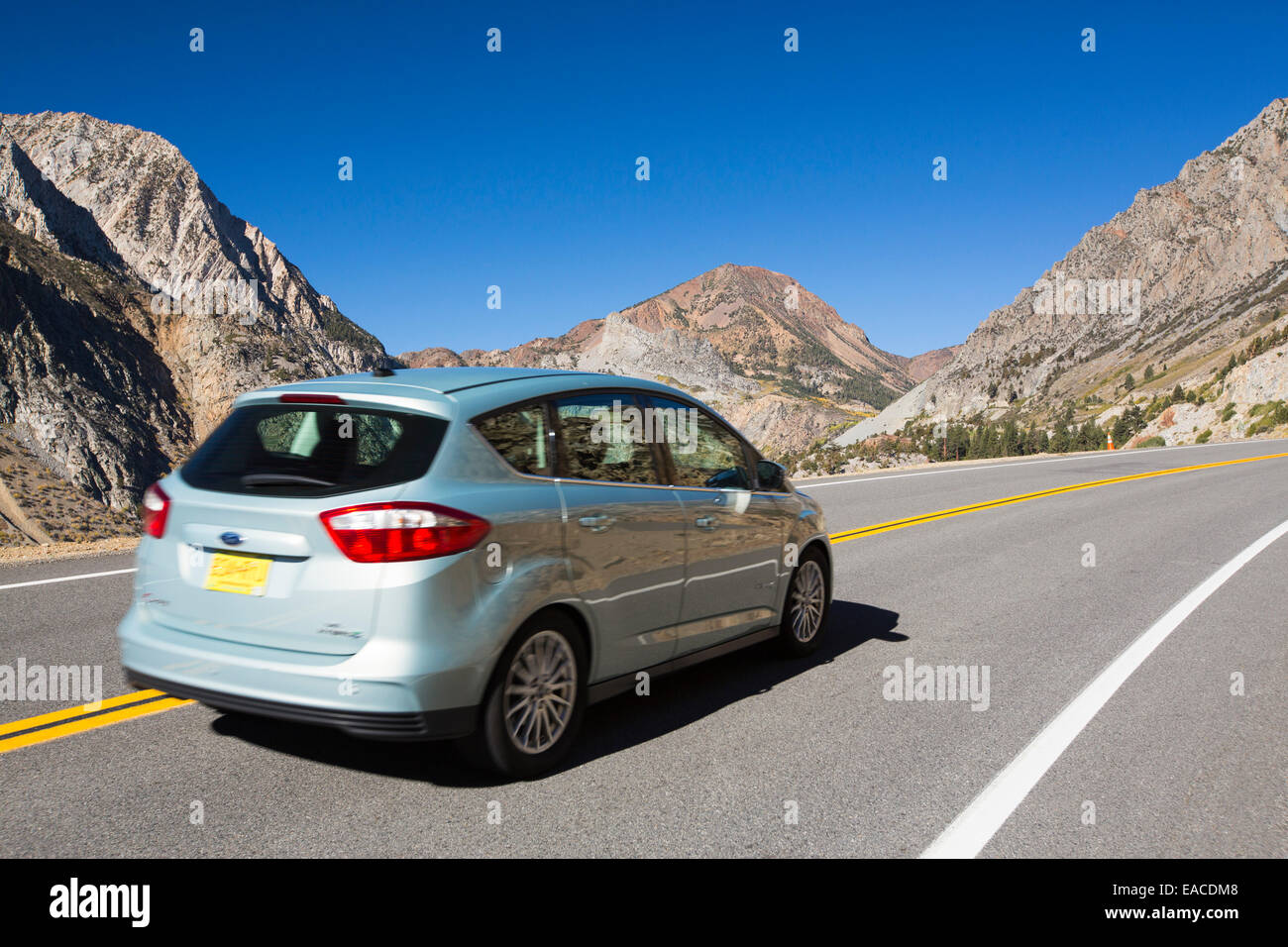 Une voiture roulant à partir de Lee Vining dans Yosemite National Park, California, USA. Banque D'Images