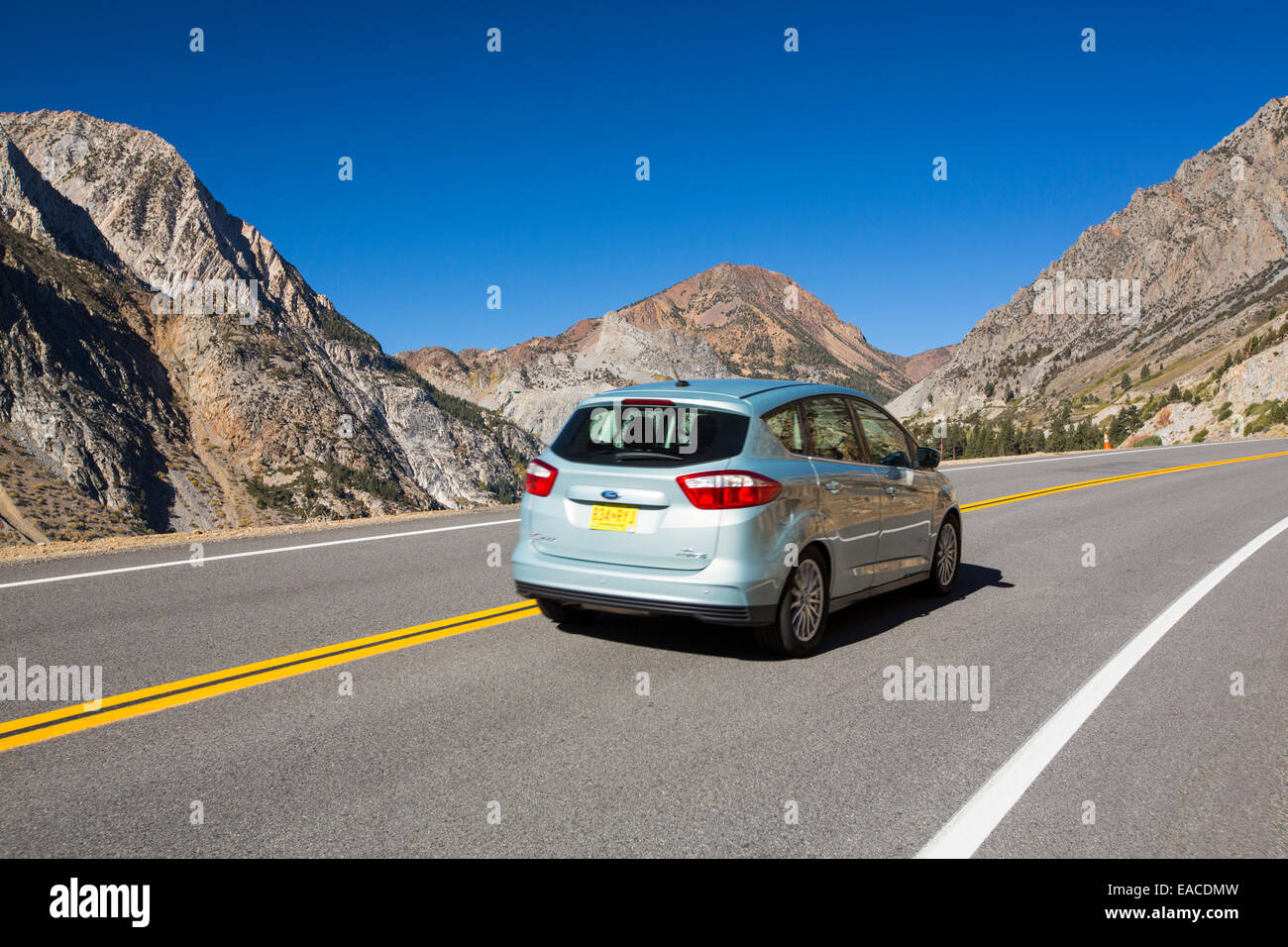 Une voiture roulant à partir de Lee Vining dans Yosemite National Park, California, USA. Banque D'Images