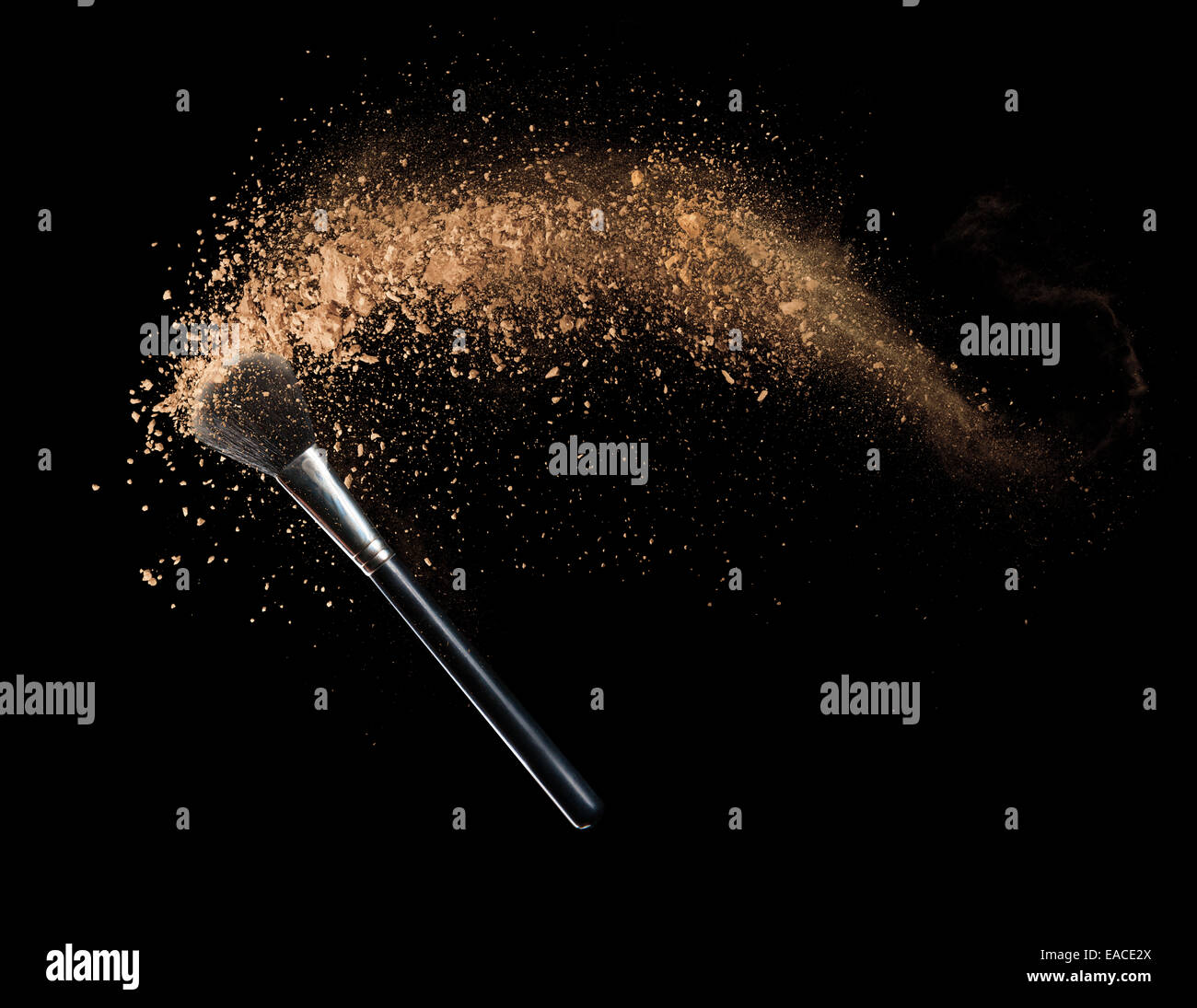 Make-up isolés à l'aide d'un pinceau poudre sur fond noir Banque D'Images