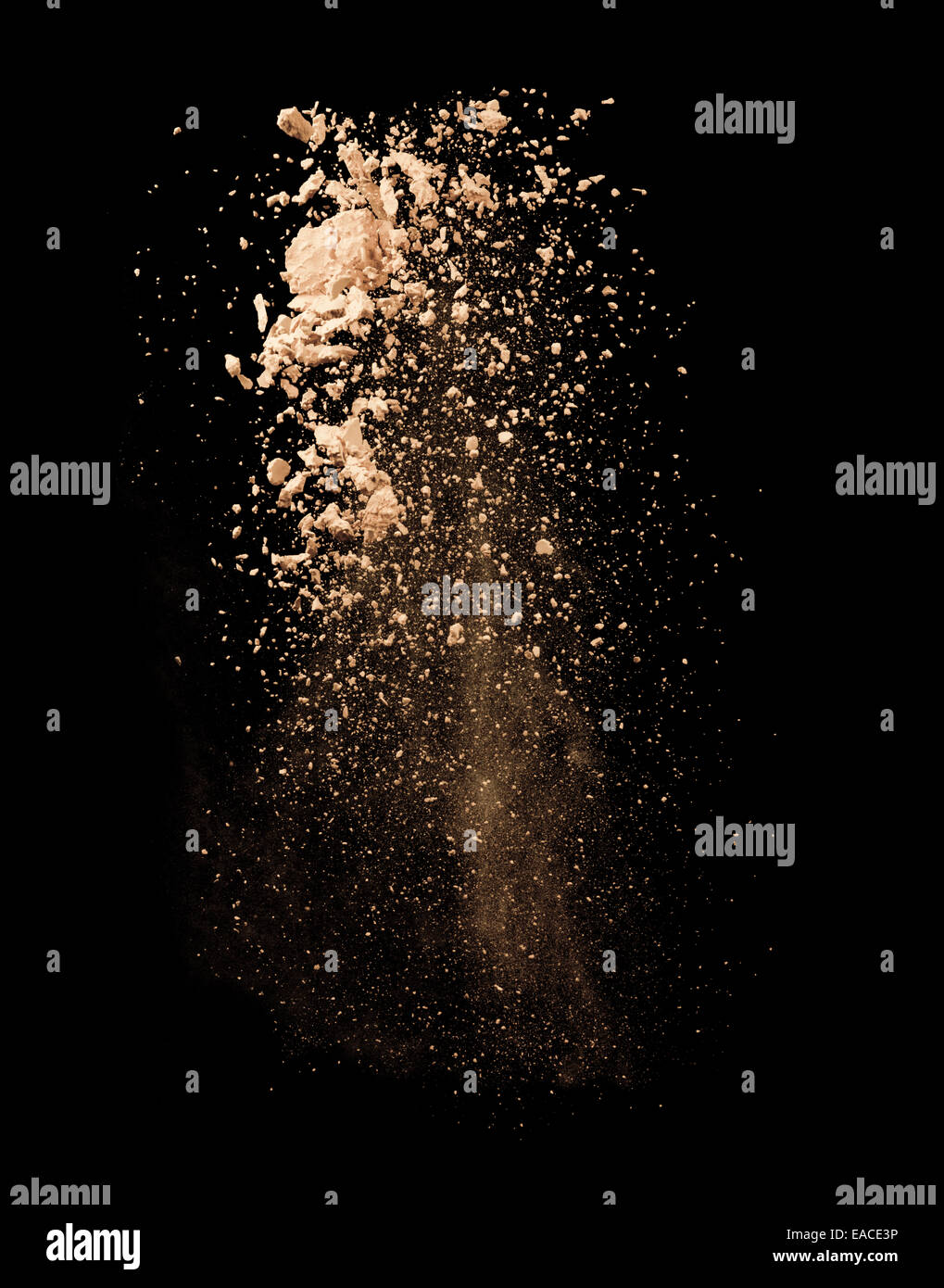 Poudre de maquillage isolé sur fond noir Banque D'Images