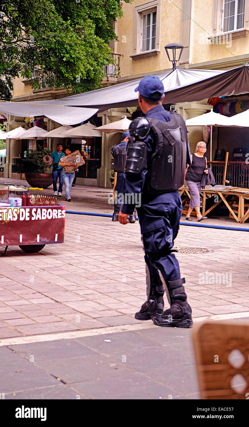 Dans l'armure de corps policier mexicain Banque D'Images