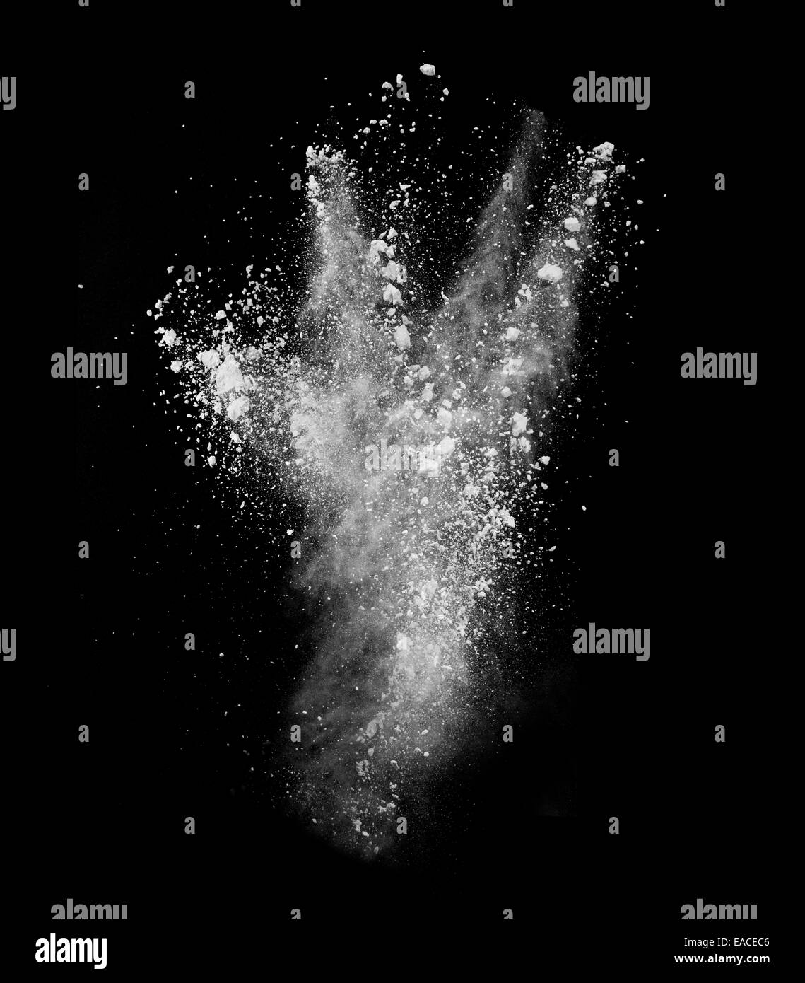 Motion de gel d'explosion de poussière blanc isolé sur fond noir Banque D'Images
