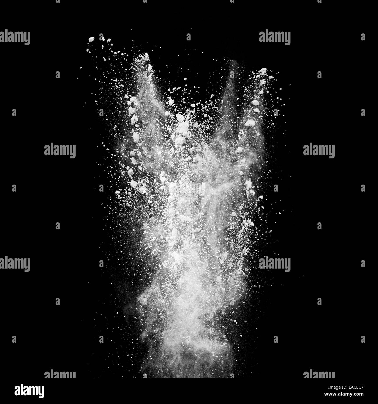 Motion de gel d'explosion de poussière blanc isolé sur fond noir Banque D'Images