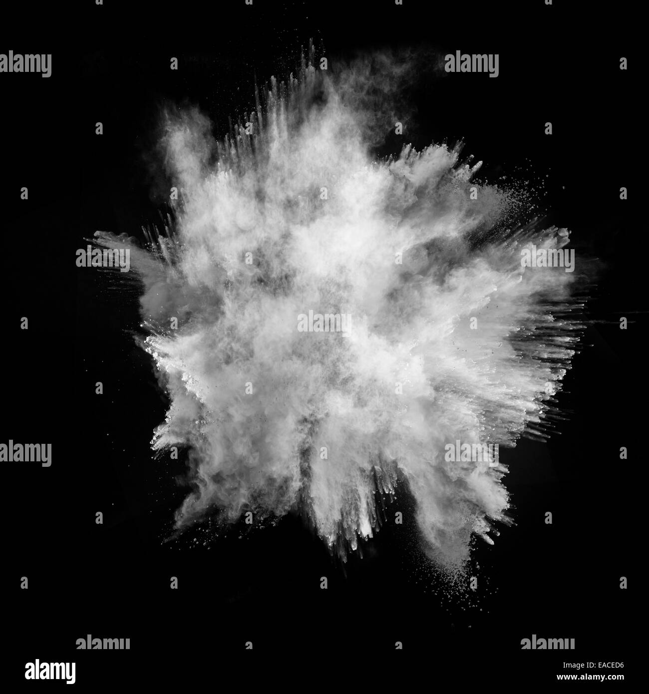 Motion de gel d'explosion de poussière blanc isolé sur fond noir Banque D'Images