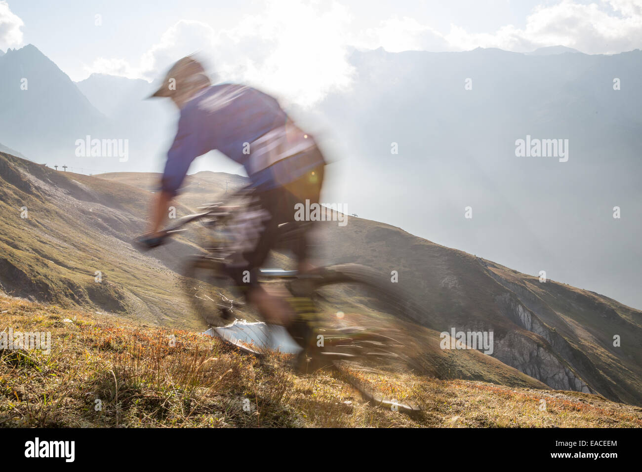 Biker dans les Alpes Françaises Banque D'Images