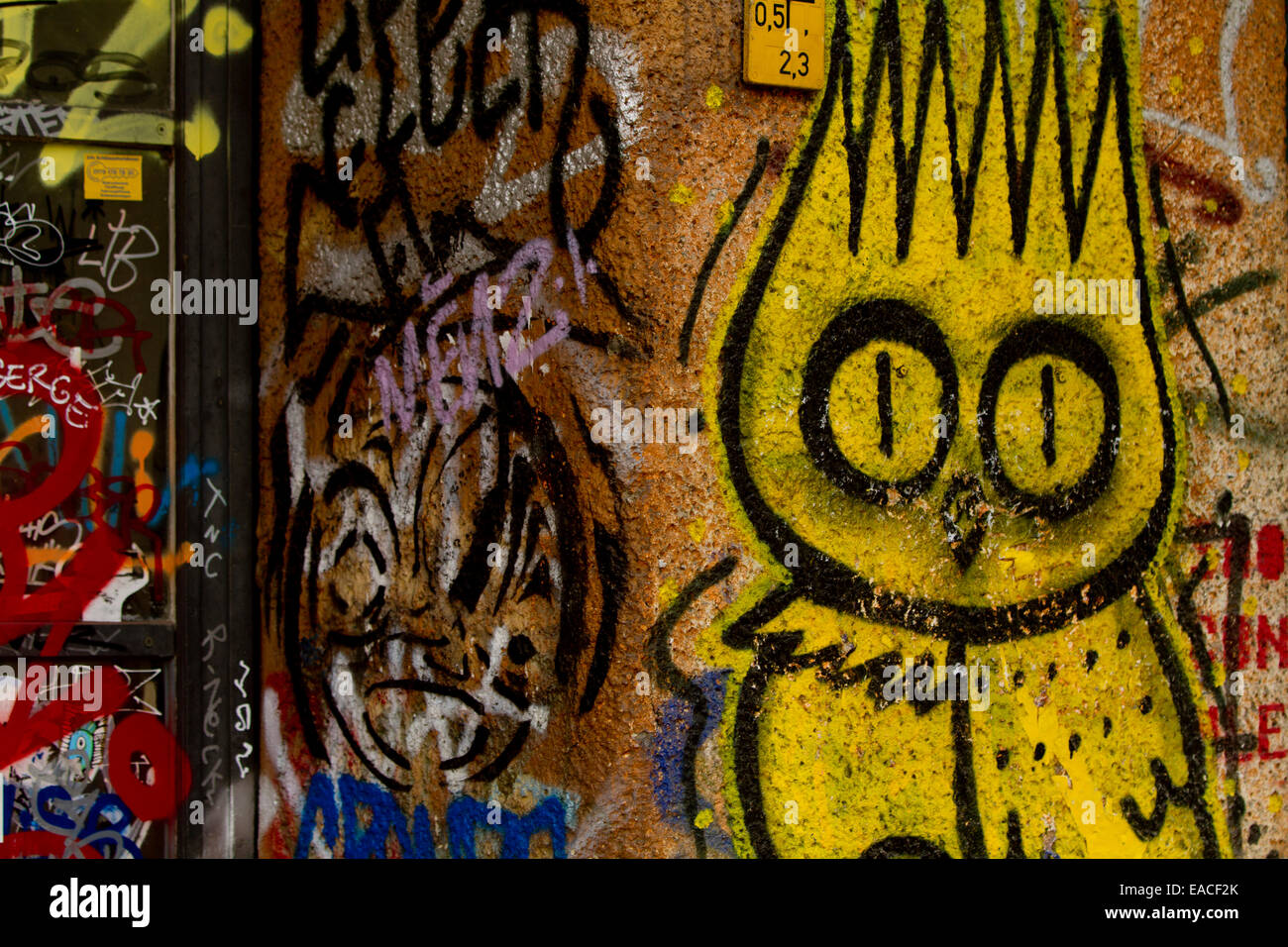 Mur de Berlin tag Graffiti Art urbain owl bird cartoon Banque D'Images