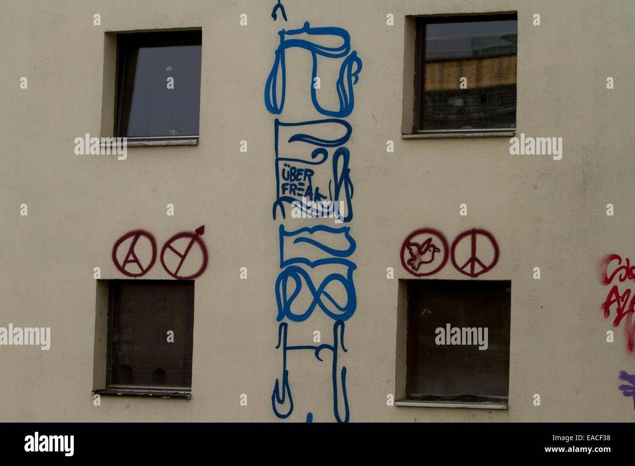 Street art Graffiti mur de Berlin tags peinture murale windows Banque D'Images