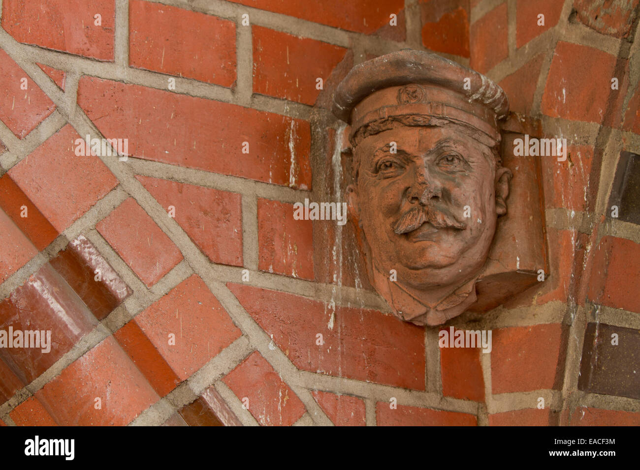 Berlin mur brique arch soldat tête sculptée en pierre Banque D'Images