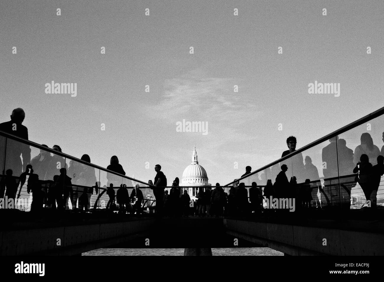 Le Millennium Bridge, London UK, avec la foule et Saint Paul's Cathedral Banque D'Images