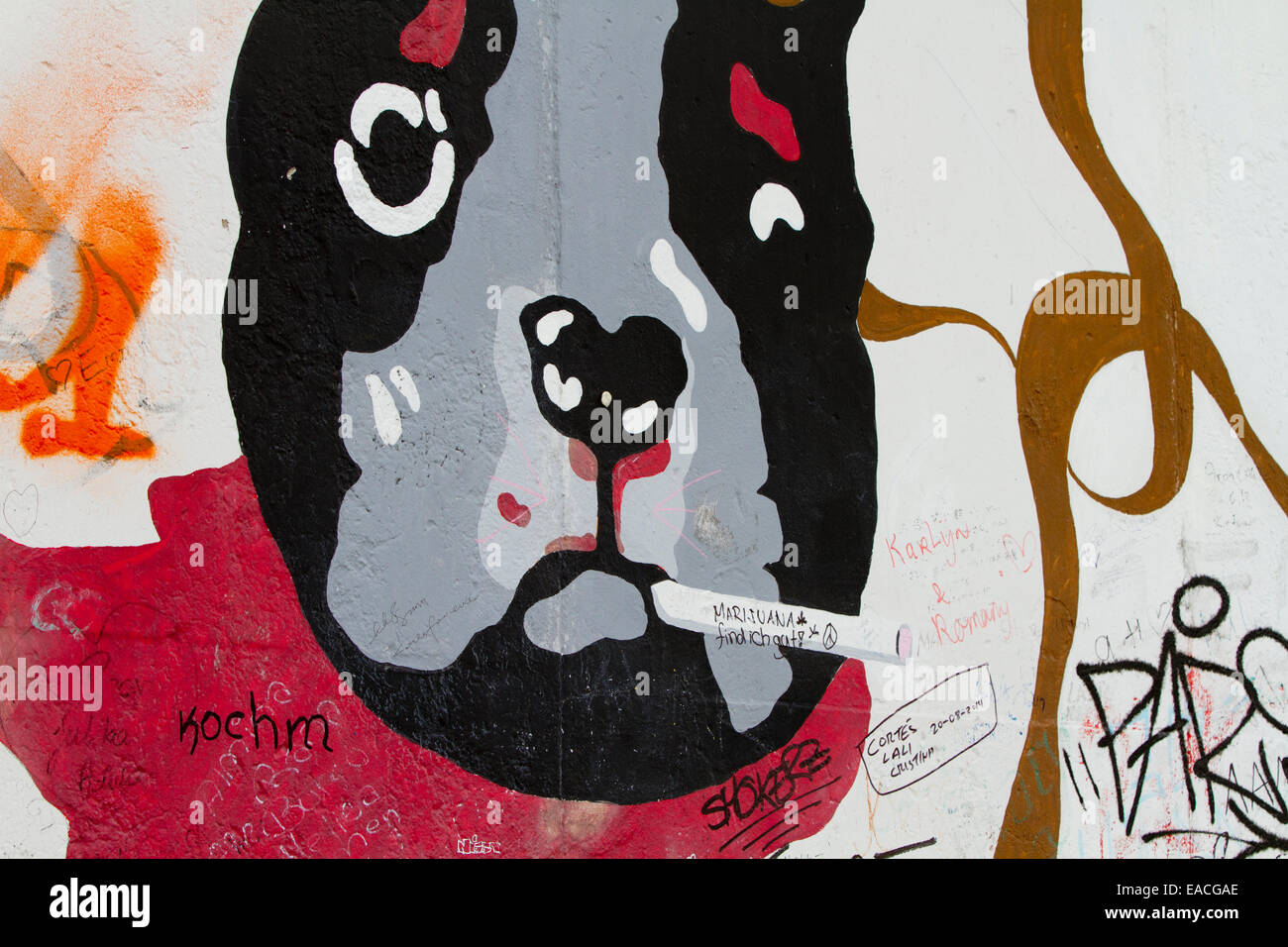 Street art Graffiti cigarette chien dessin animé Banque D'Images