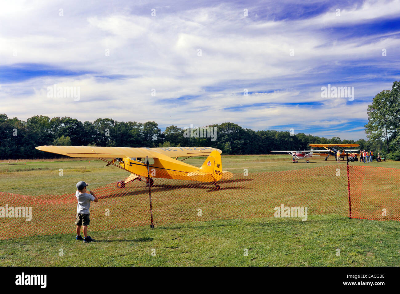 Jeune enfant à regarder les avions de l'Aérodrome de Bayport Long Island New York Banque D'Images