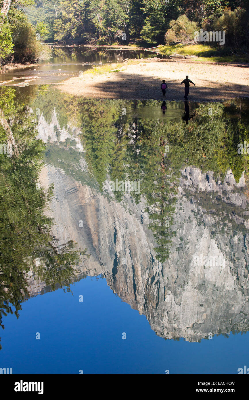 Reflets dans la rivière Merced, Yosemite Valley, Yosemite National Park, California, USA. Banque D'Images