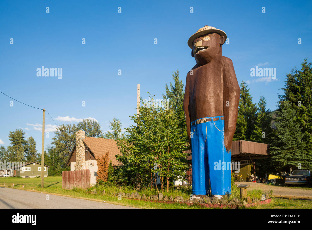 L'ours Smokey géant, en bordure de l'attraction, motel, près de Revelstoke, British Columbia, Canada Banque D'Images