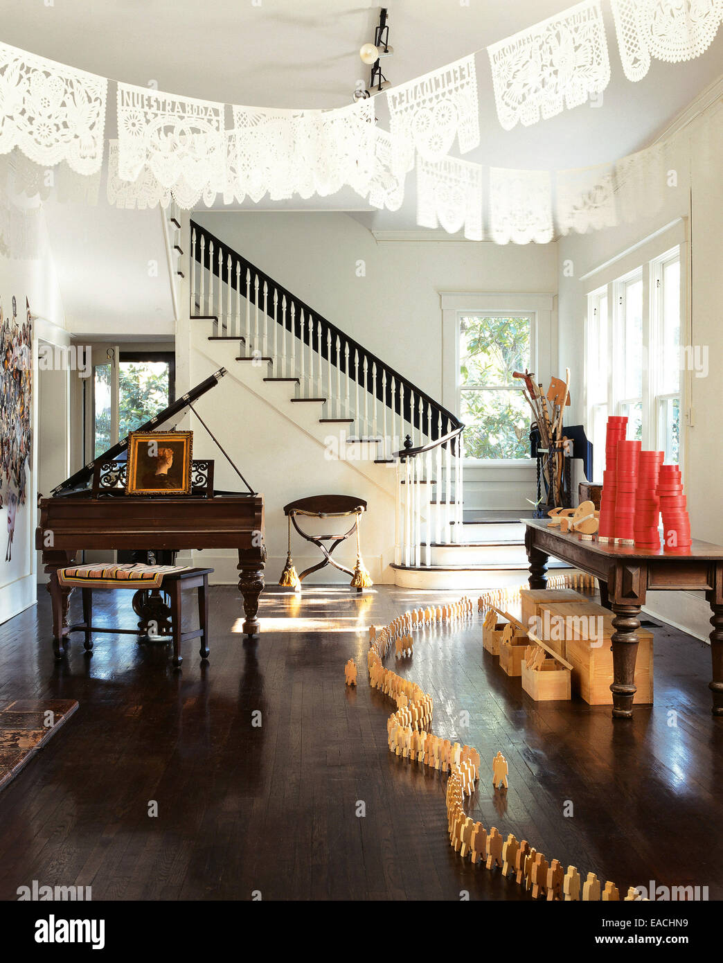 Salon avec piano et formelle figure en bois décorations Banque D'Images