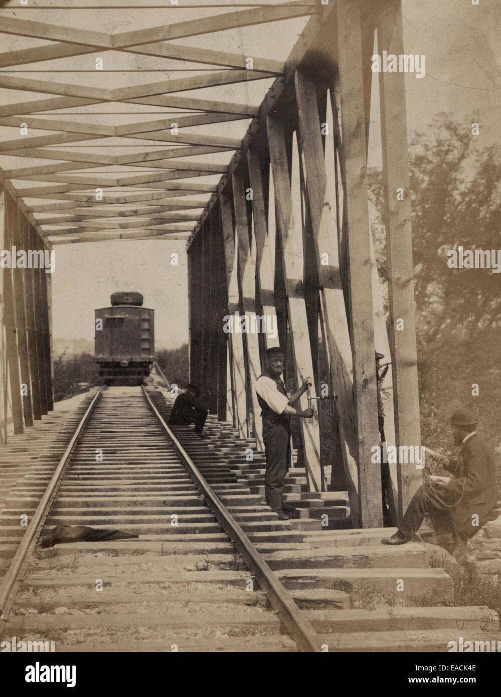Les opérations de chemin de fer militaire en Virginie du Nord : les hommes qui travaillent sur le pont pendant la guerre civile aux États-Unis, 1862 Banque D'Images