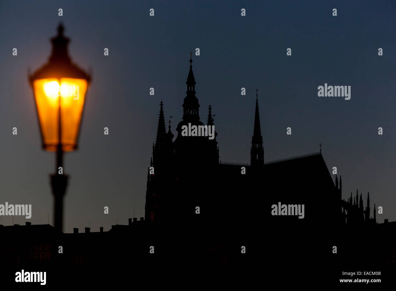 Château de Prague Silhouette, Cathédrale de Prague, Hradcany, Prague Skyline Night Rooftop, lampe de rue au premier plan Banque D'Images