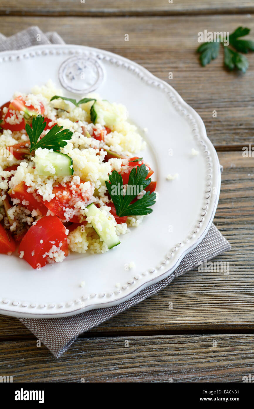 Avec salade de couscous et légumes frais sur la plaque blanche, de l'alimentation libre Banque D'Images