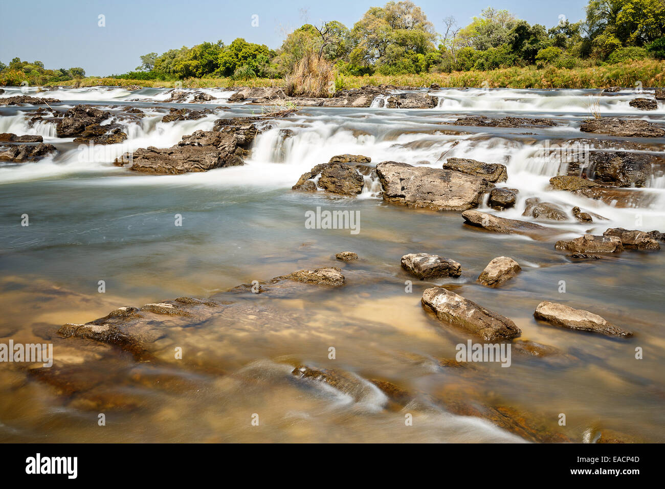 Célèbre Popa falls dans la région de Caprivi, au nord de la Namibie, avec une longue exposition Banque D'Images