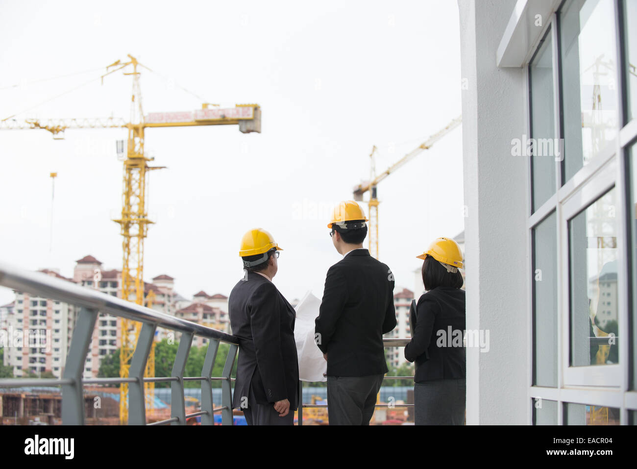 L'équipe de l'architecte asiatique en discussion sur chantier Banque D'Images