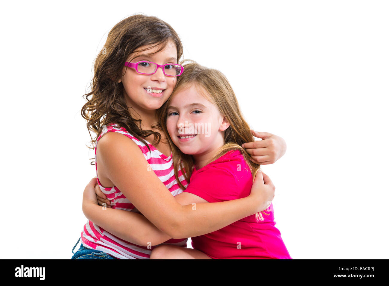 Kid girls smiling hug offres amis et cousins sur fond blanc Banque D'Images