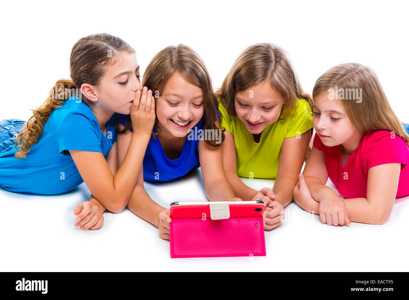 Sœurs cousins kid filles avec tech tablette pc jouer heureux couché sur fond blanc Banque D'Images