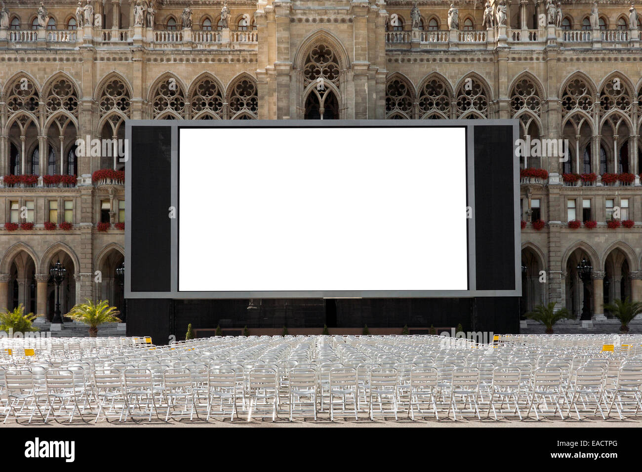 Maquette d'écran vide et chaises vides pour cinéma en plein air en face du bâtiment historique de décoration à Vienne, Autriche Banque D'Images