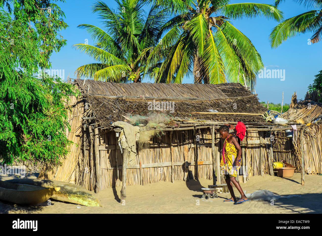 Femme Malgache dans le village de pêcheurs Betany, Morondava, la province de Toliara, Madagascar Banque D'Images