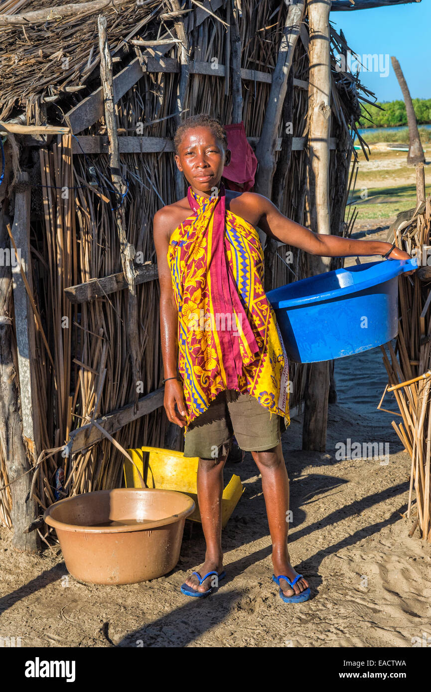 Femme Malgache dans le village de pêcheurs Betany, Morondava, la province de Toliara, Madagascar Banque D'Images