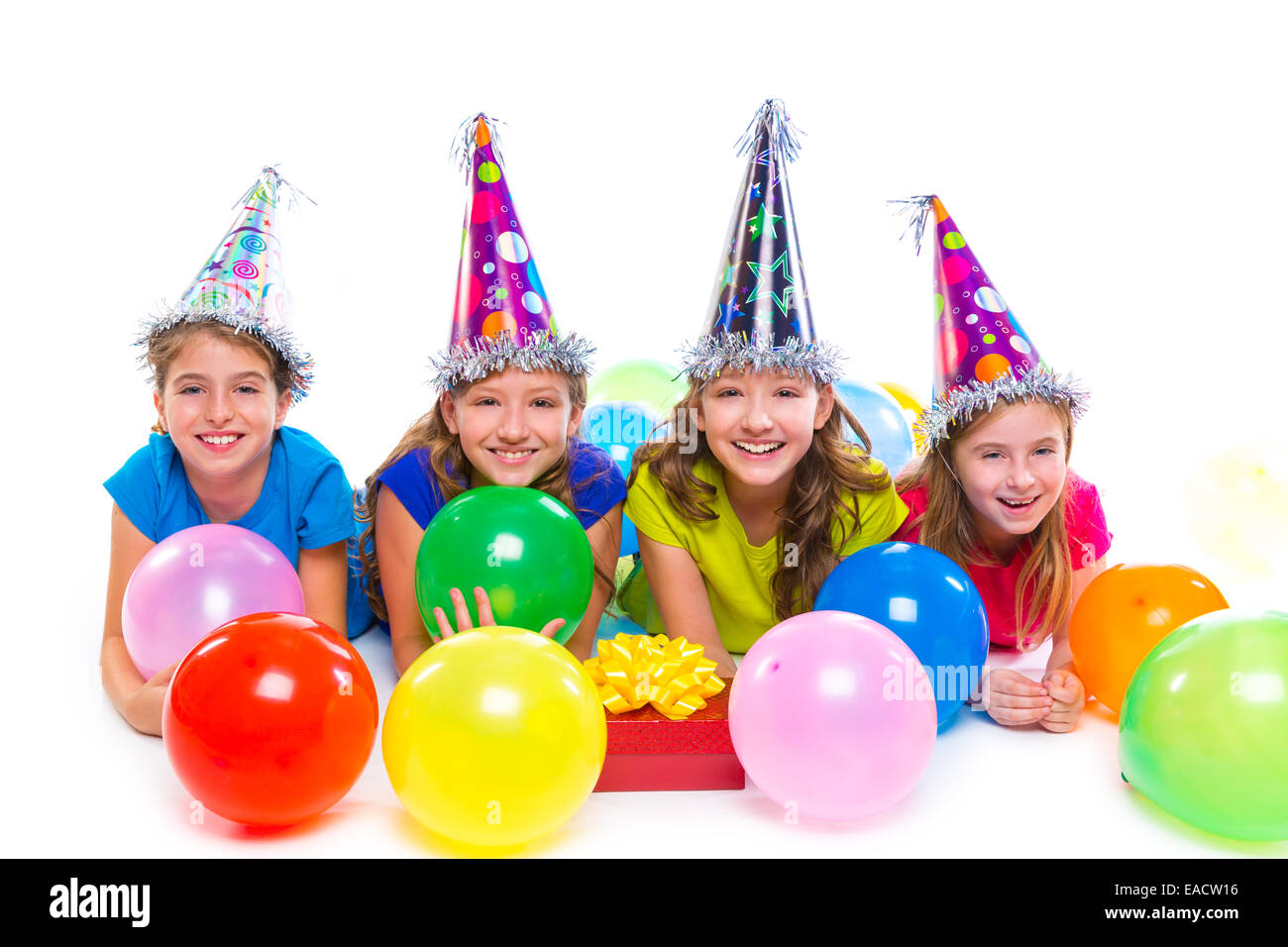 Happy kid filles anniversaire ballons et boîte-cadeau sur fond blanc Banque D'Images
