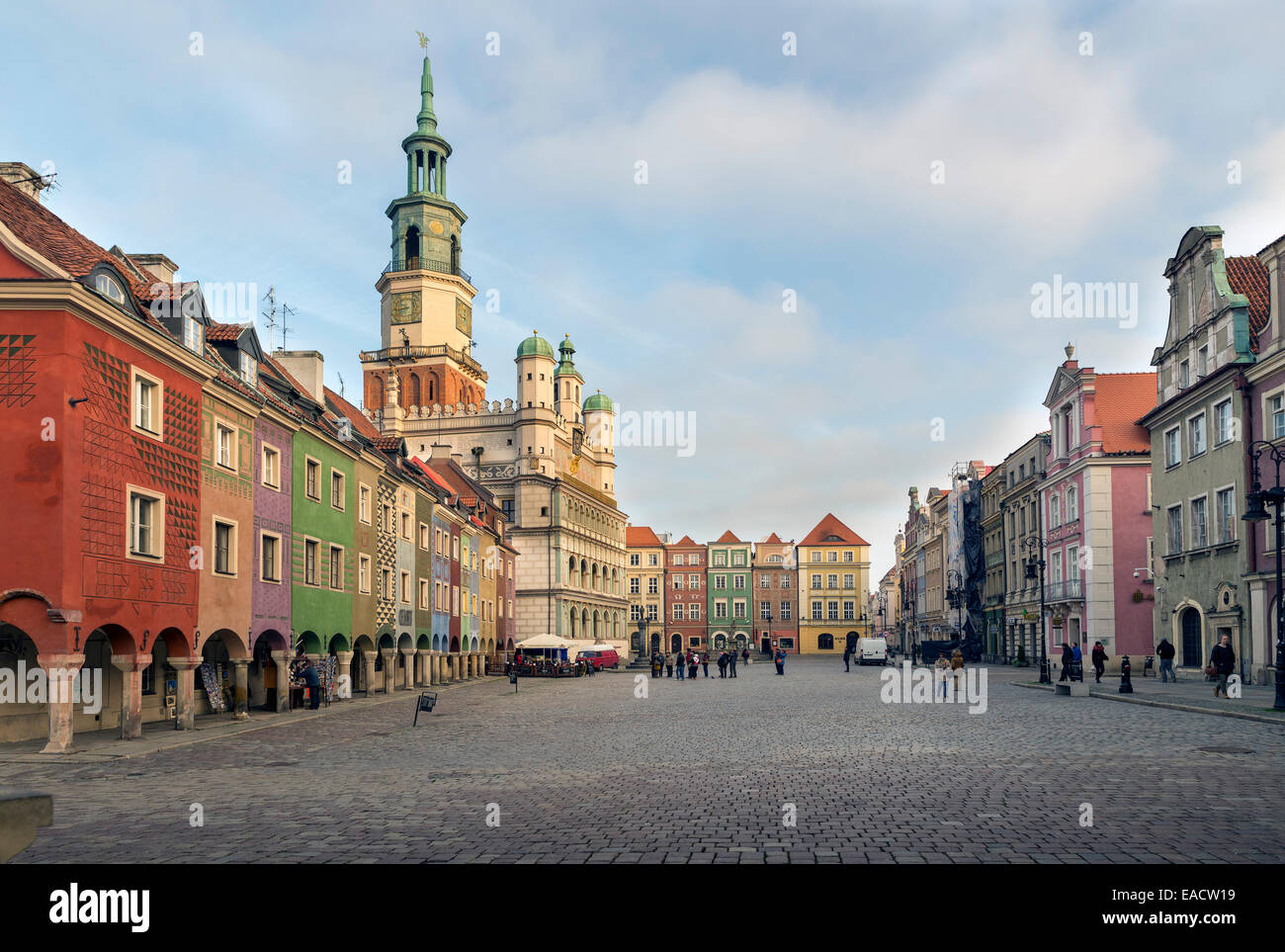 Anciennes maisons colorées tenement et ancienne mairie en place du Vieux Marché, Poznan, Pologne Banque D'Images