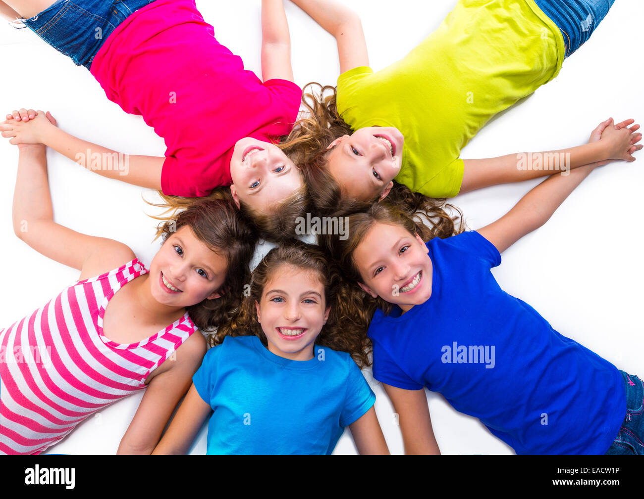 Happy kid ami girls group smiling vue aérienne allongé sur circle sur fond blanc holding hands Banque D'Images