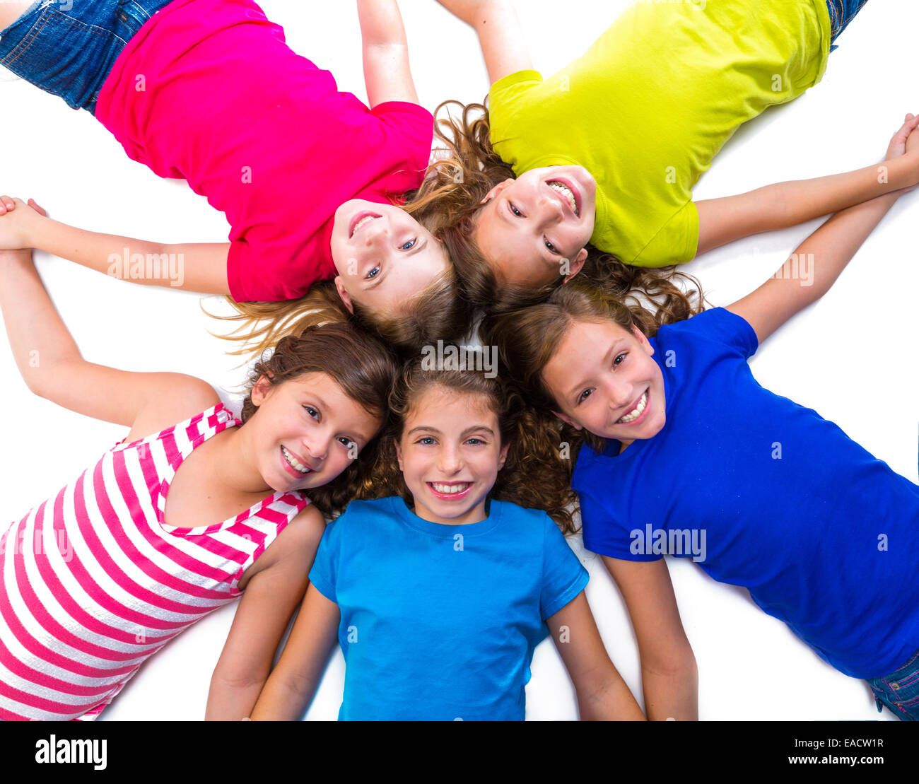 Happy kid ami girls group smiling vue aérienne allongé sur circle sur fond blanc holding hands Banque D'Images