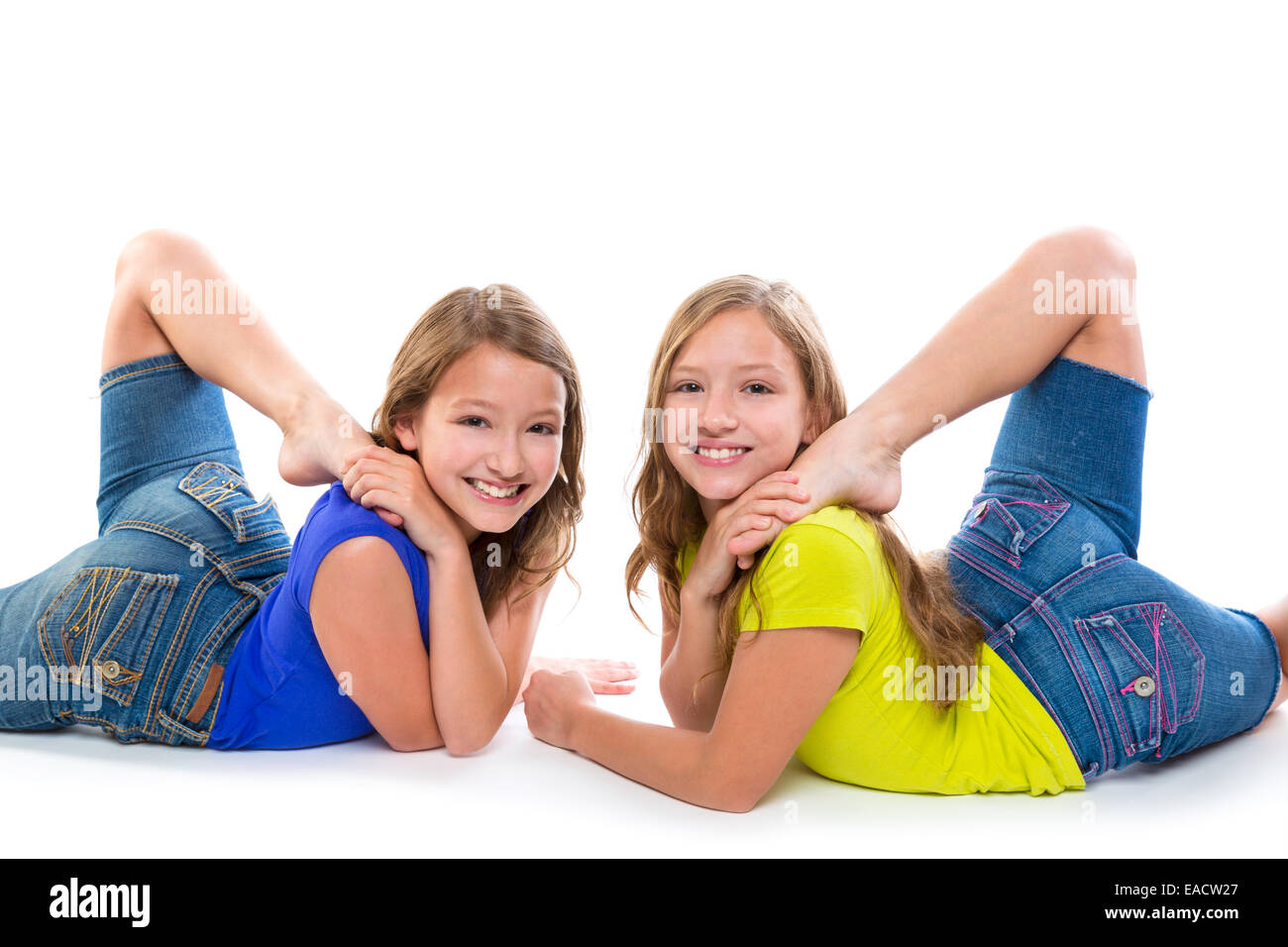 Lits enfant soeurs souple symétrique à l'heureux sur fond blanc Banque D'Images