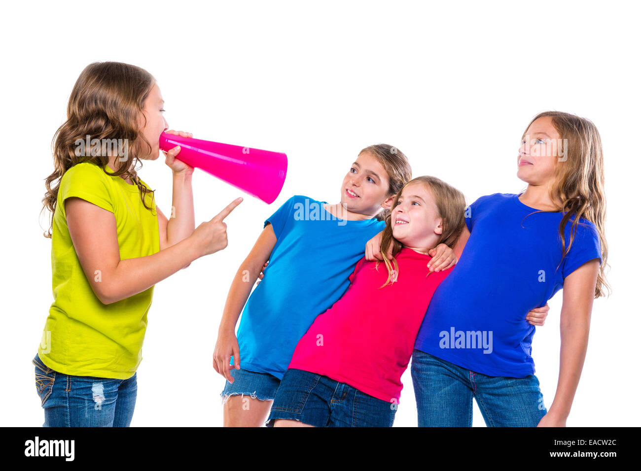 Leader mégaphone kid girl crier parlant à des amis sur fond blanc le leadership politique Banque D'Images