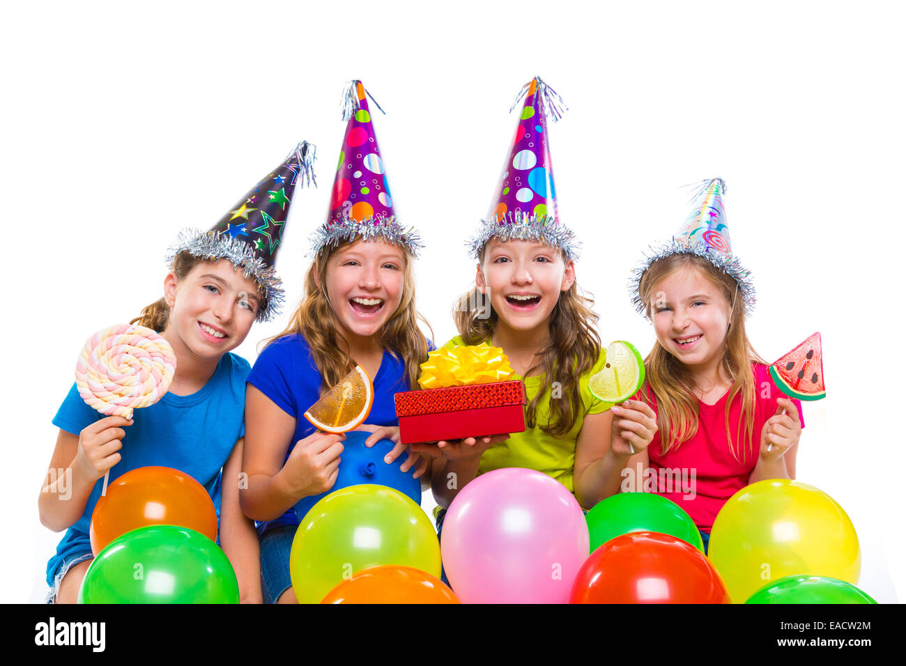 Happy kid filles anniversaire ballons bonbon sucré et boîte-cadeau sur fond blanc Banque D'Images