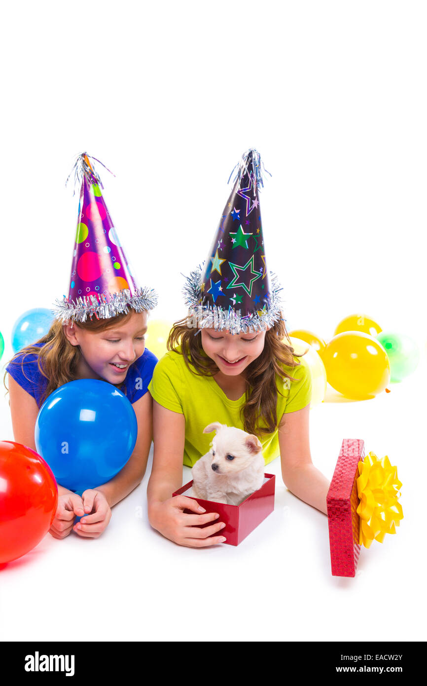Happy kid filles puppy dog en cadeau d'anniversaire ballons sur fond blanc Banque D'Images