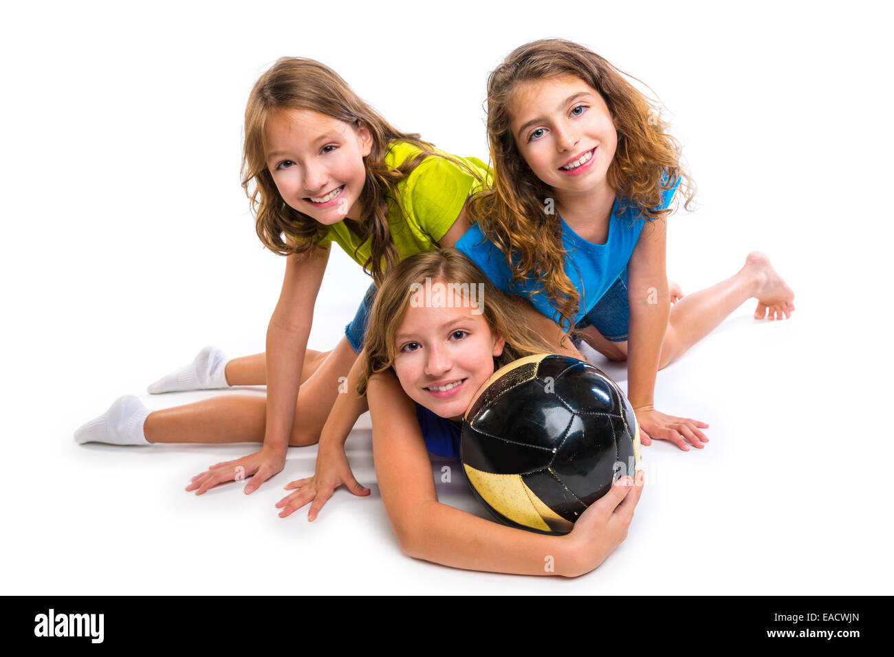 Portrait de l'équipe de football filles football avec ballon sur fond blanc Banque D'Images