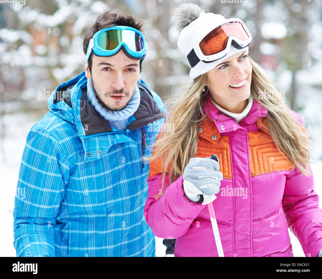 Homme et femme ensemble de ski de fond en hiver Photo Stock Alamy