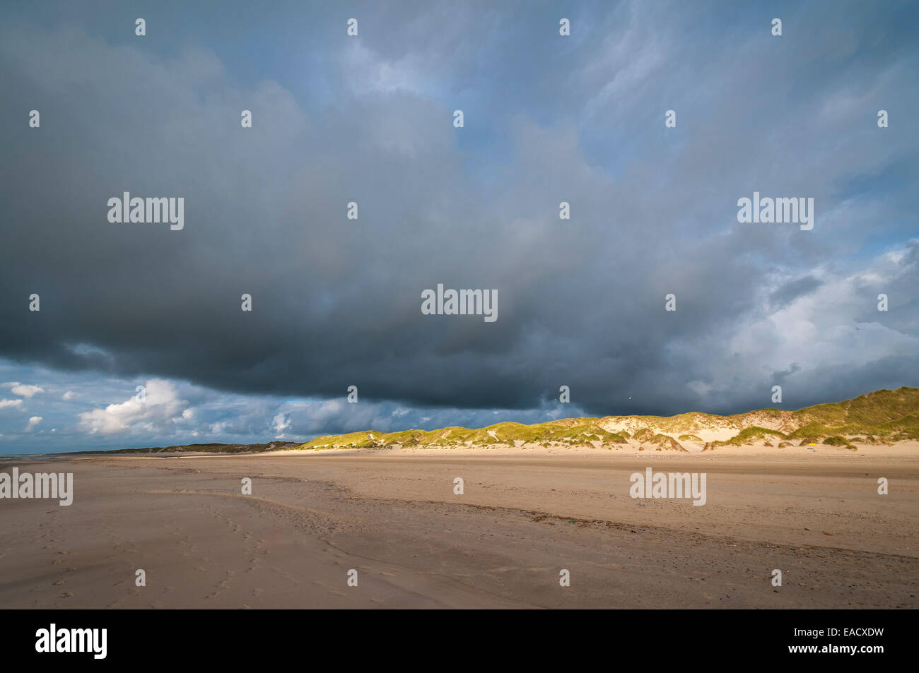 La formation de nuages spectaculaires sur une plage de la mer du Nord, Henne Strand, Jutland, Danemark Banque D'Images