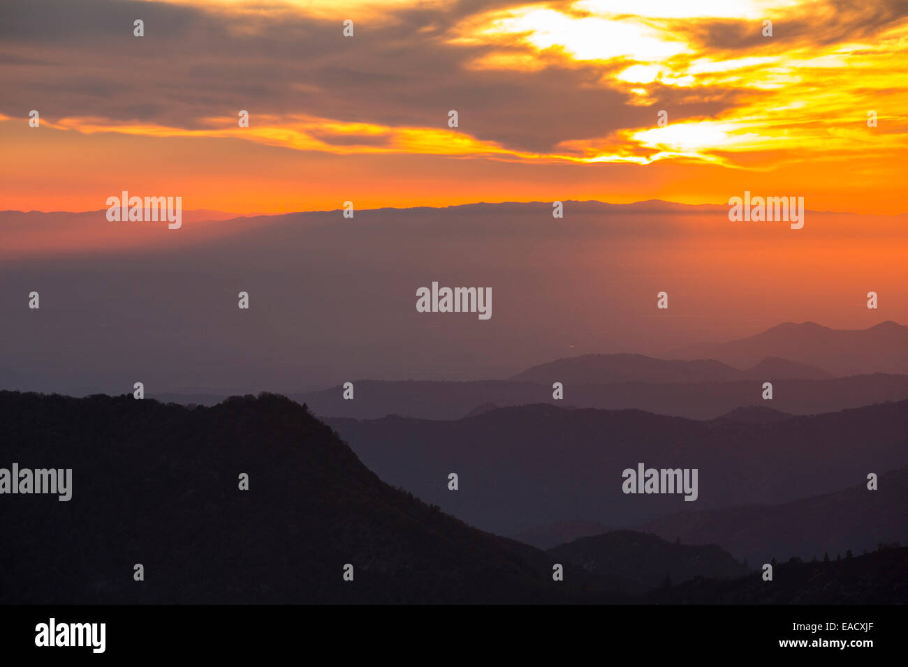 Regardant vers le bas à partir de la roche dans le Moro Sequoia National Park en Californie, aux États-Unis, dans la vallée centrale, au coucher du soleil. Banque D'Images